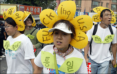 각종 구호가 적힌 종이로 '꽃단장'을 한 집회 참가자들이 자유공원으로 들어가고 있다. 